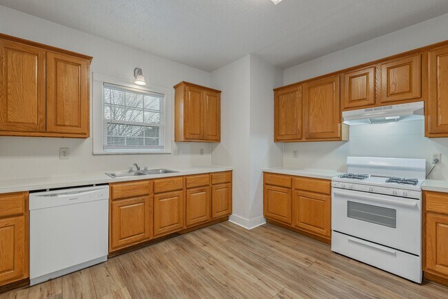 Building Photo - Cozy 2 Bedroom Apartment Available for Aug...