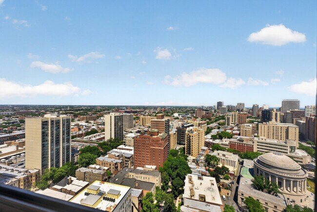 Building Photo - 2650 N Lakeview Ave