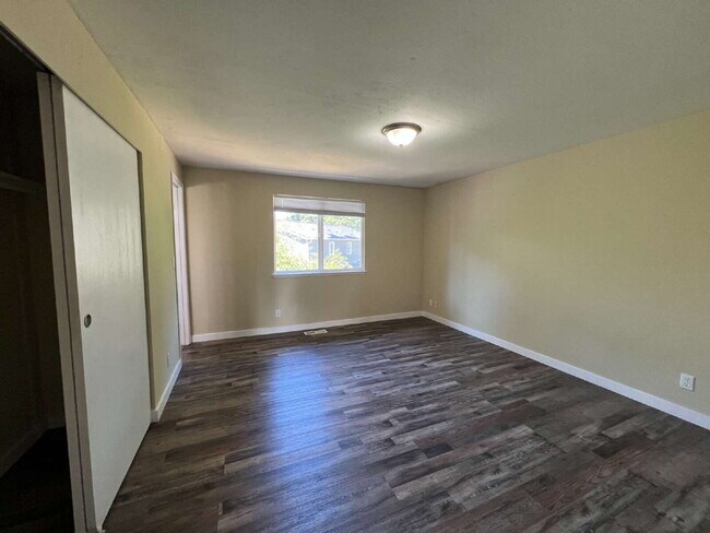 Building Photo - 5 Bedroom Home in Cul-de-sac AVAILABLE NOW!