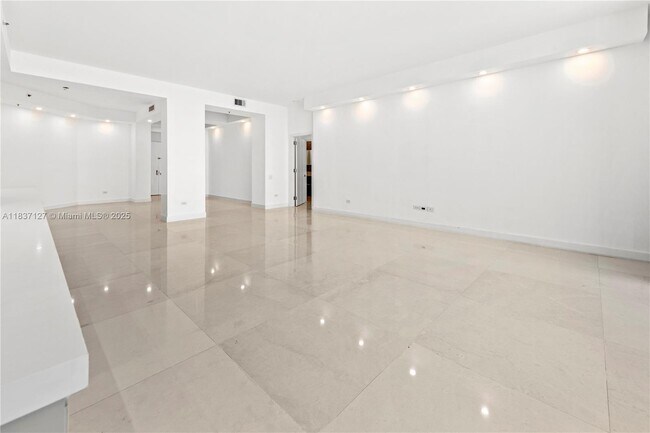 Building Photo - 808 Brickell Key Dr