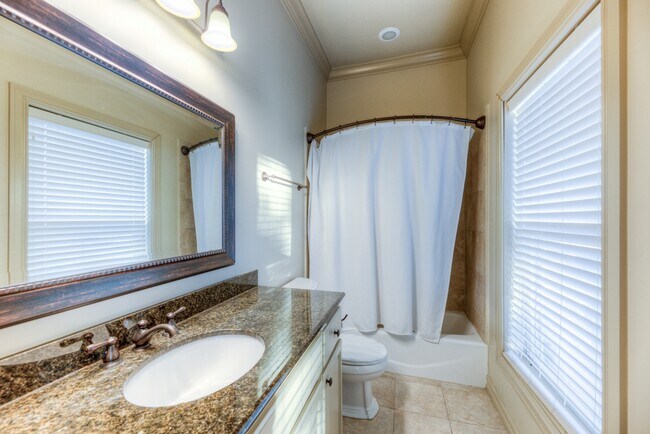 Building Photo - 1333 E 41st Pl