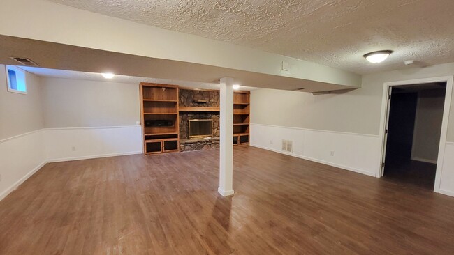 Building Photo - Great Basement home with tons of room