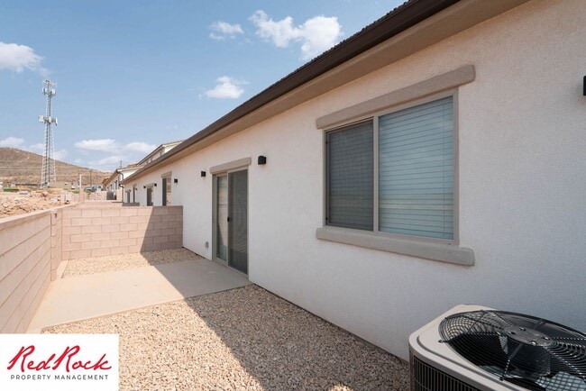 Building Photo - Welcoming 4 Bedroom Townhome in Hurricane Heights!
