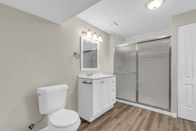 Building Photo - 4 bed, 2 bath, updated interior, AVAILABLE...