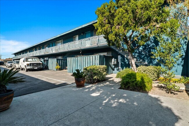 Building Photo - 7733 Laurel Canyon Blvd