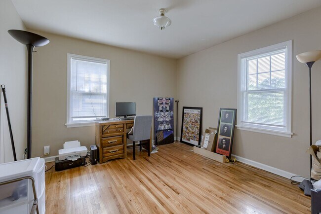 Building Photo - Charming 2 Bedroom With Spacious Living In...