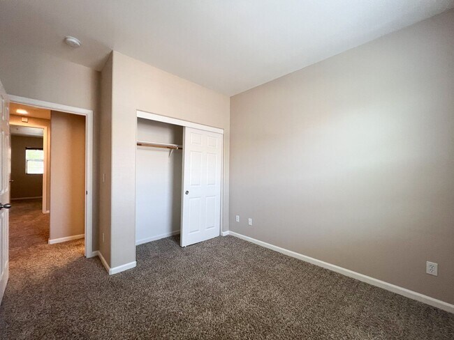 Building Photo - 3 Bd, 2.5 Ba Condo in Elk Grove