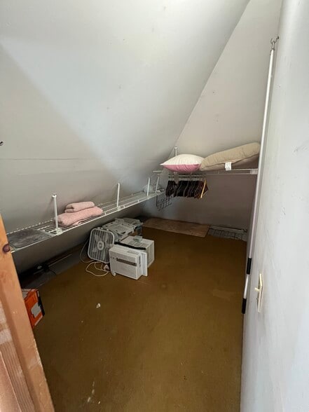 walk-in closet - 39 Burling St