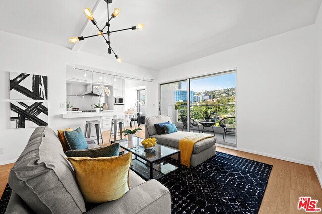 Building Photo - 838 N Doheny Dr