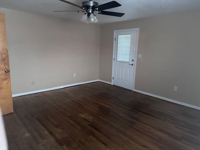 Building Photo - Spacious 2nd floor 3 Bedroom Apartment