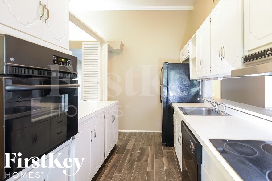 Building Photo - 3060 Blackwood Dr