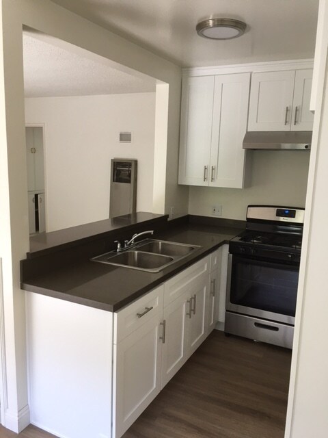 New Kitchen and stove - 628 E Cedar Ave