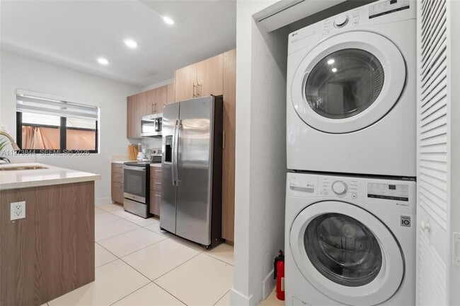 Building Photo - 206 NW 11th Ct