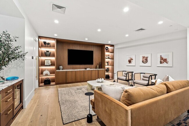 Building Photo - 100 Linden St