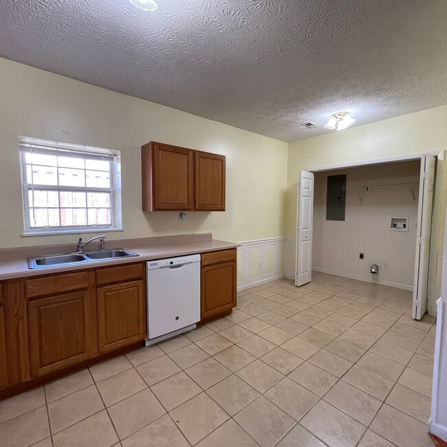 Building Photo - 3 bedroom close to Interstate in Kodak! On...