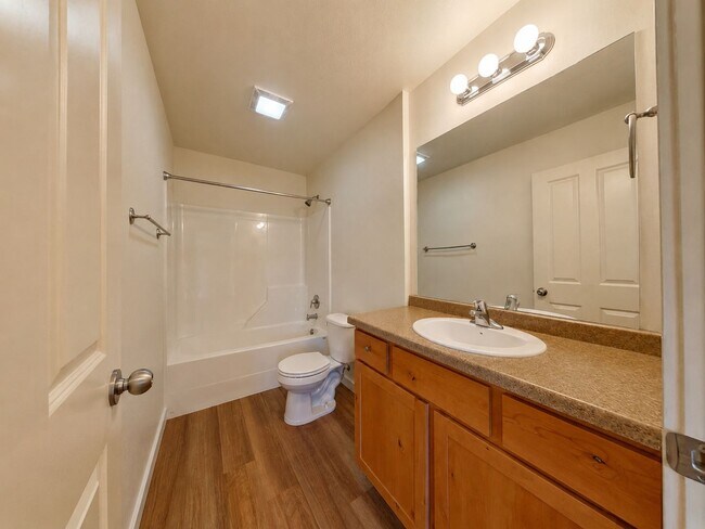 Building Photo - Centrally located 2 Bedroom Apartment in Downtown Location!