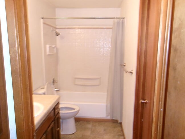 Building Photo - 2 Bedroom Condo