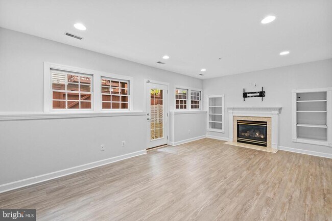 Building Photo - 271 Murtha St