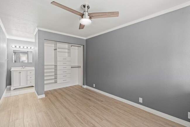Building Photo - Ihona Townhome 1BR, 1BA, 1PKG, AC, W/D