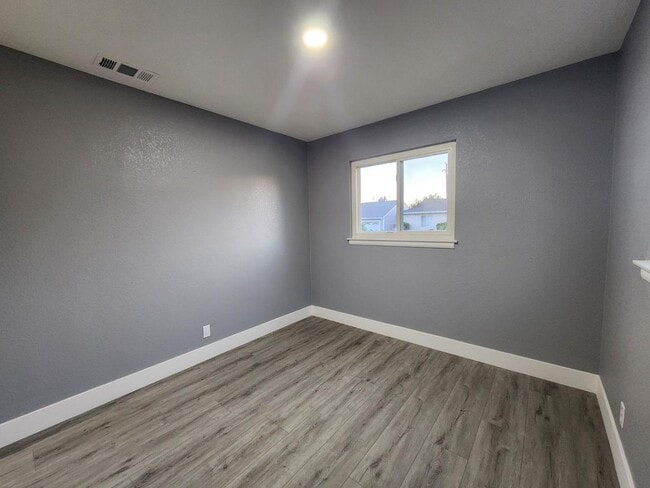 Building Photo - Charming 3-Bedroom Home for Rent in a Quie...