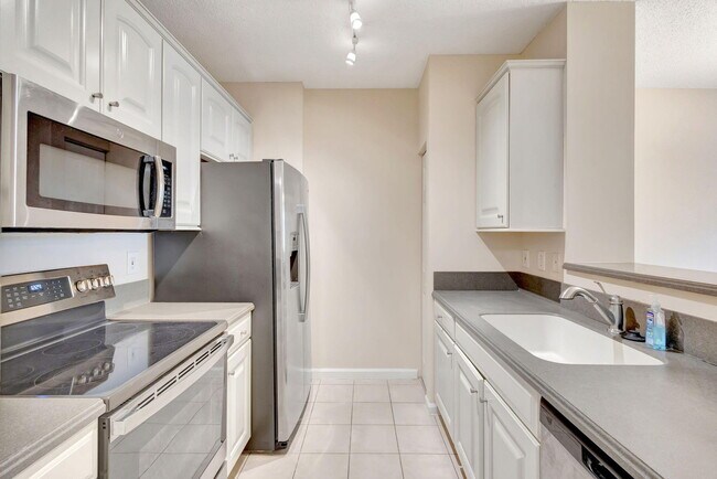 Building Photo - 780 S Sapodilla Ave