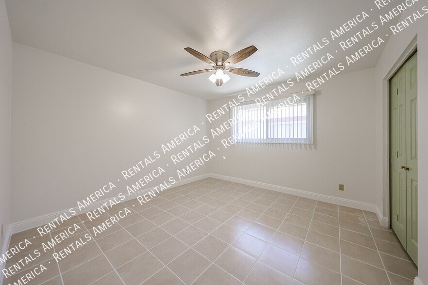Building Photo - 935 E Wesleyan Dr