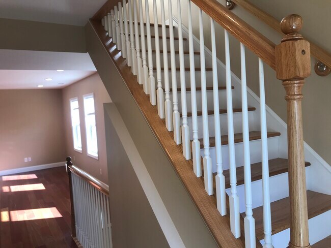 Building Photo - 35 Governor St