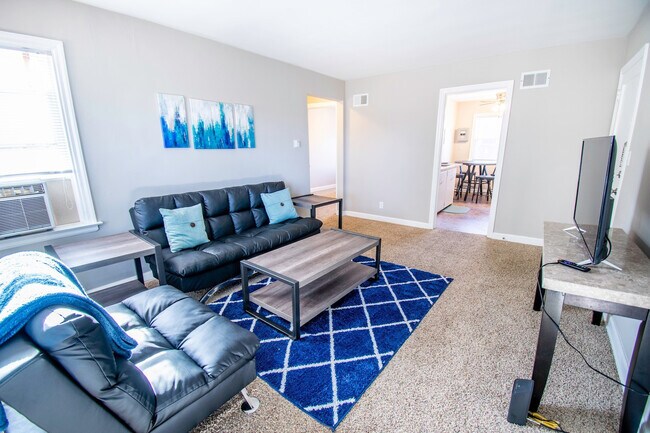 Building Photo - Dundee Village Rentals (820 N 46th St)