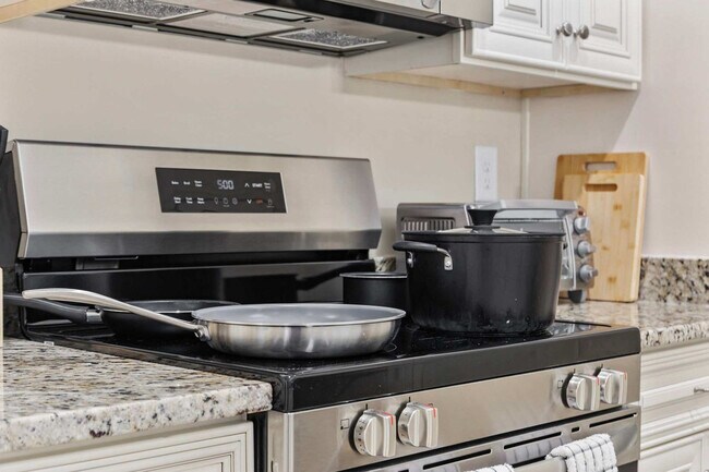 Building Photo - 587A Sunnyside Ave