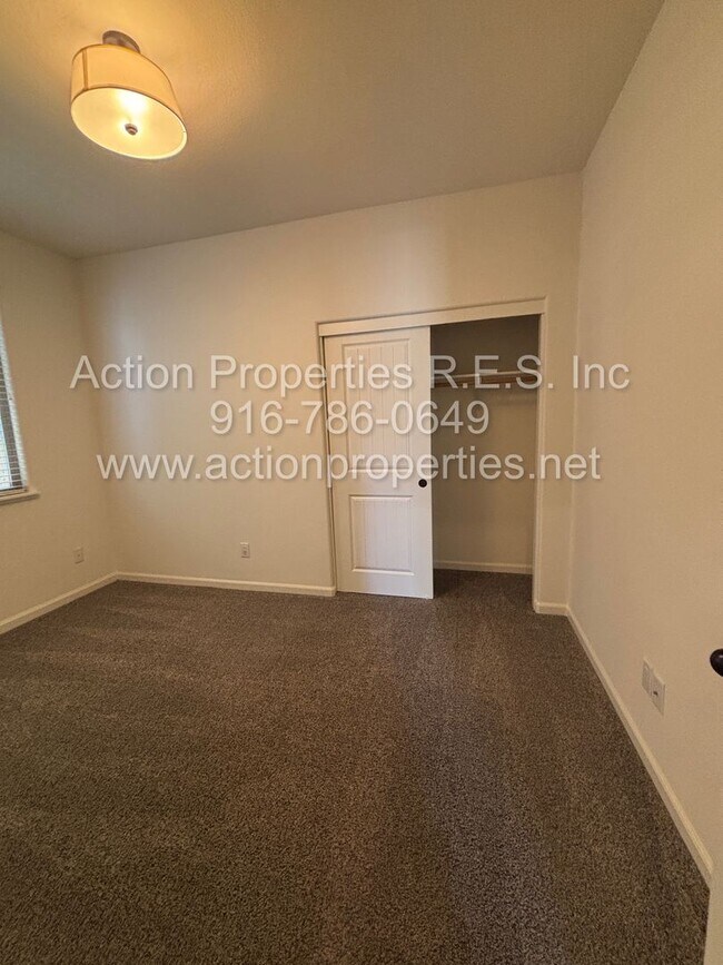 Building Photo - Solar - Whitney Ranch Newer Single Story, ...