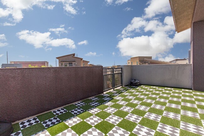 Building Photo - Fully furnished luxury townhome in Affinit...