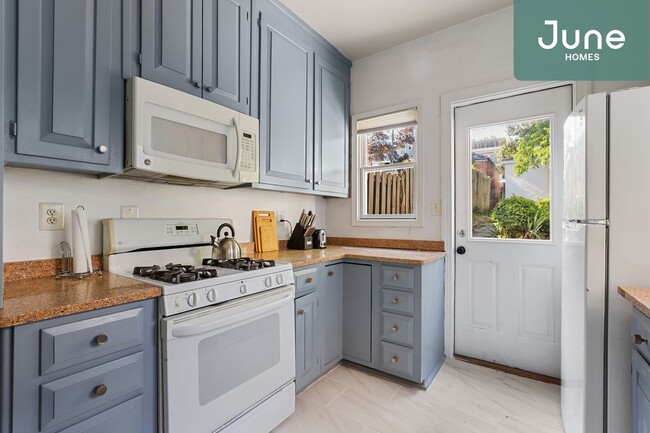Building Photo - Full room in 4-bed/2.0-bath Home