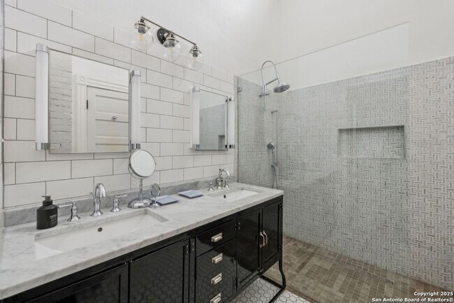 Building Photo - HISTORIC CHARM IN KING WILLIAM
