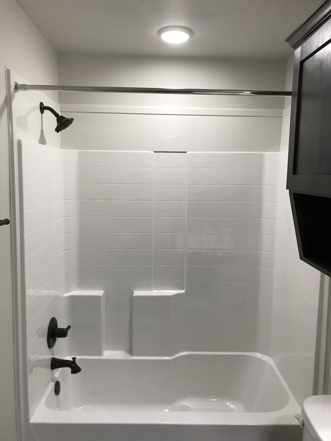 Building Photo - 2 bed/2 bath Duplex - Ready 1/14/2026 - Text 201-231-7228