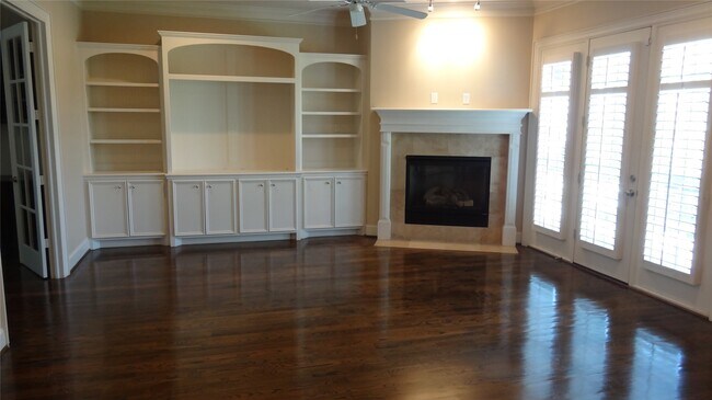 Building Photo - 2101 Elmen St