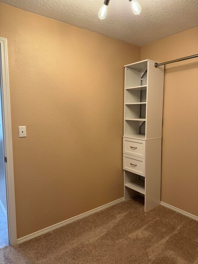 Building Photo - 10812 Fort Point Ln NE