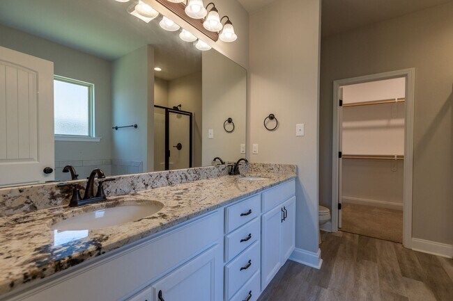 Building Photo - 3 Bedrooms / 2 Bathrooms in Silverhill! Mid-August