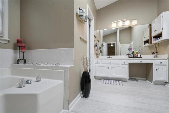 Building Photo - 4 bedroom house in Lawrenceville with cozy...