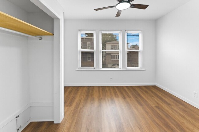 Building Photo - 296 Pearsall Ave