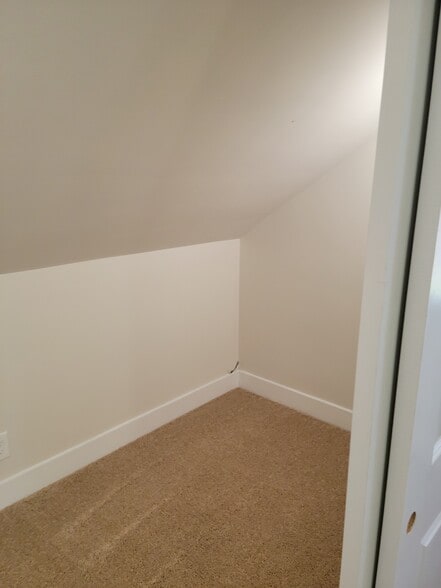 Building Photo - 498 Manatawny St