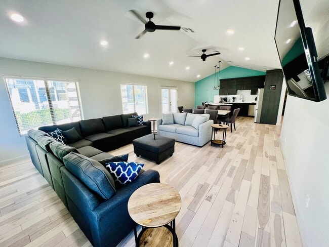 Building Photo - Savannah Square