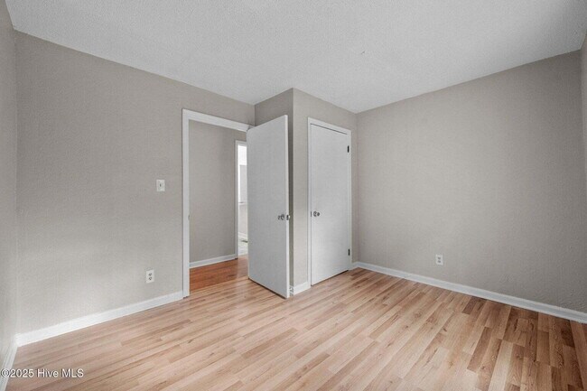 Building Photo - "Charming 4-Bedroom Home with 2 Full Baths on Murrill Hill Road – Your Perfect Jacksonville Retre...