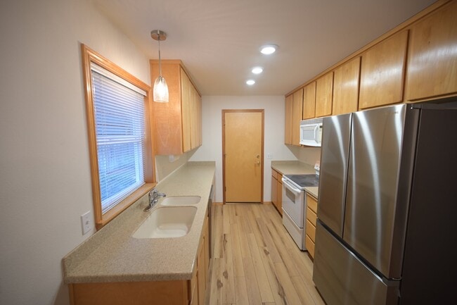Building Photo - Charming 3 Bed, 2 Bath Home in Summer Bree...