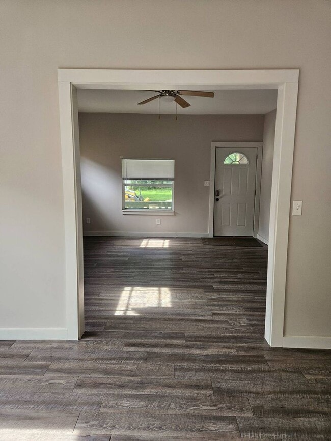 Building Photo - Charm, location and a great price ! Do not pass this up