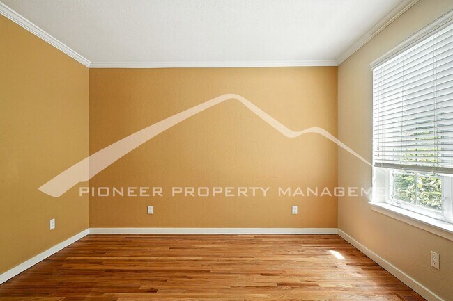 Building Photo - Luxury Meets Location – Impeccable 5BR Hom...