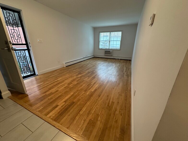 Living Room - 1843 Clintonville St