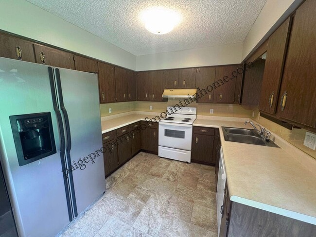 Building Photo - Country Home in Midway