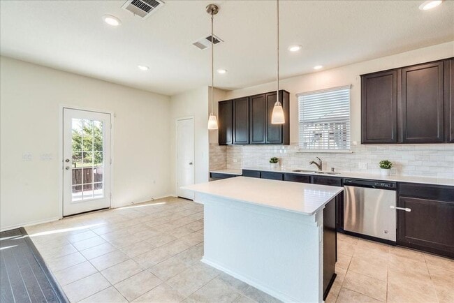 Building Photo - 815 Sandhill Branch Dr