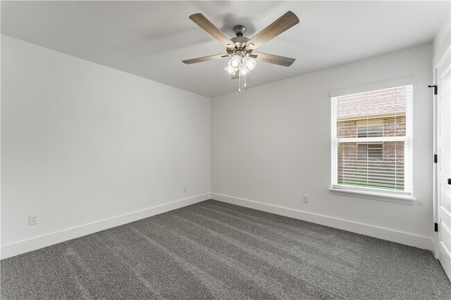 Building Photo - 800 Lewis St