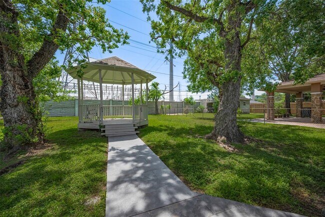 Building Photo - 3042 Oak Forest Dr